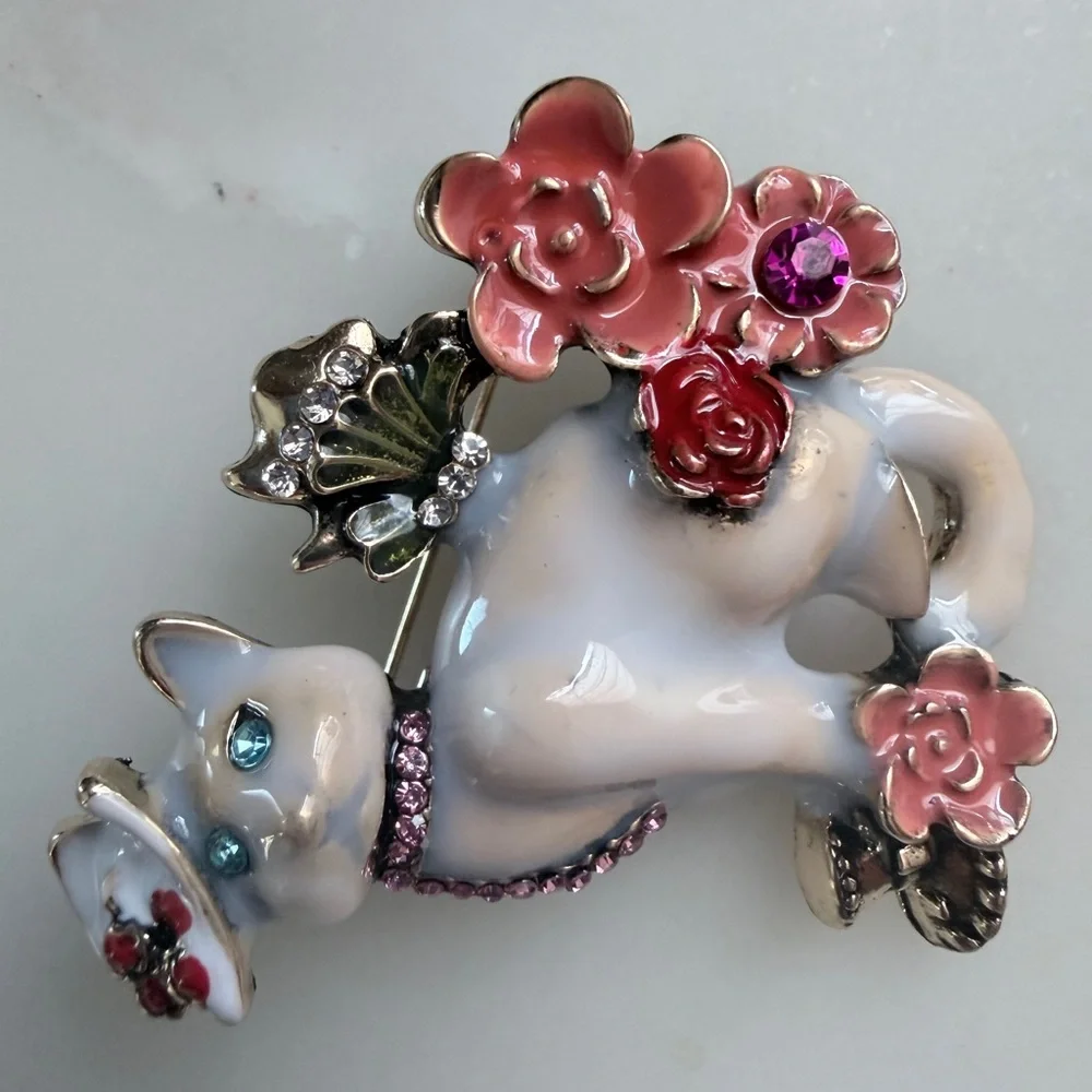 Elegant White Cat Brooch with Pink Floral Accents